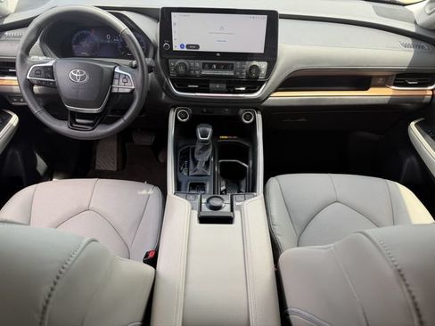 Certified 2025 Toyota Grand Highlander FWD image 11