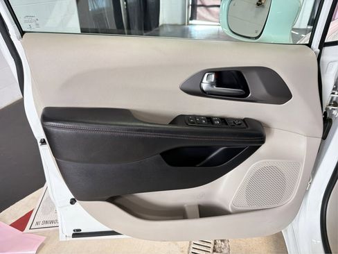 Used 2020 Chrysler Pacifica Touring w/ Tire & Wheel Group image 24