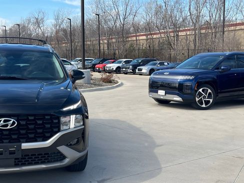 Certified 2023 Hyundai Santa Fe SEL image 3