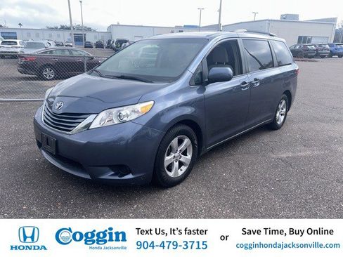 Used 2015 Toyota Sienna LE image 1