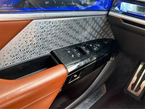 Used 2023 BMW 760i xDrive w/ Luxury Rear Seating Package AWD/4WD image 11