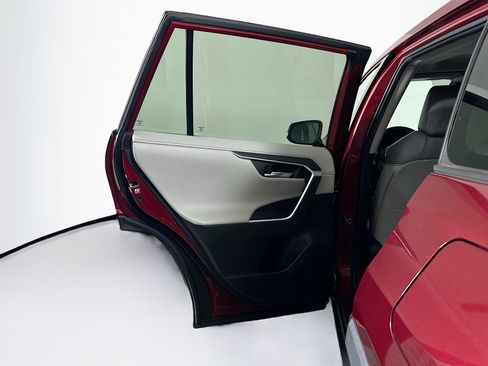 Used 2019 Toyota RAV4 Limited FWD image 27