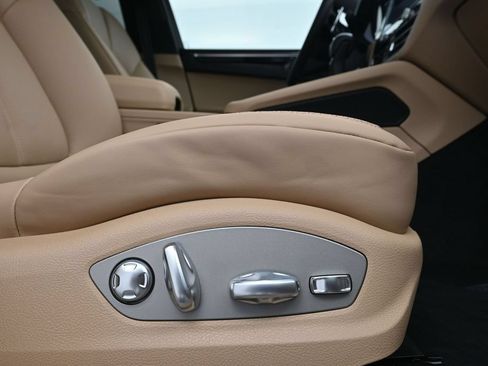 Used 2026 Porsche Macan AWD/4WD image 15