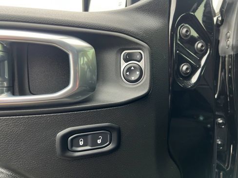 Used 2025 Jeep Wrangler Unlimited Rubicon AWD/4WD image 11