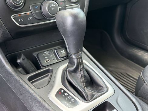 Used 2018 Jeep Cherokee Latitude Plus FWD image 19