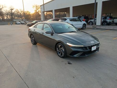 Used 2025 Hyundai Elantra SEL image 3