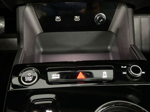 Used 2025 Audi Q6 e-tron Premium w/ Convenience Package image 18