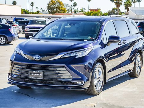 Used 2023 Toyota Sienna Limited image 3