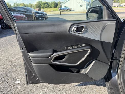 Used 2021 Kia Soul LX FWD image 12
