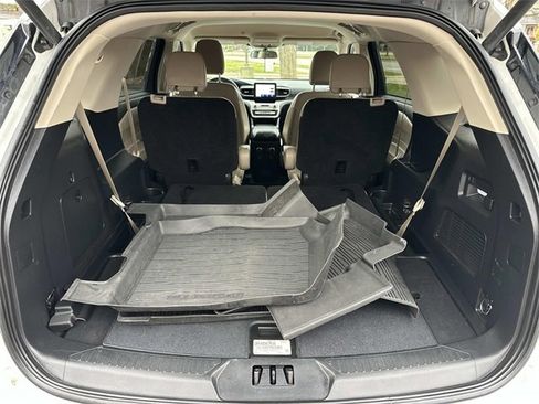 Used 2022 Ford Explorer XLT w/ Equipment Group 202A image 9