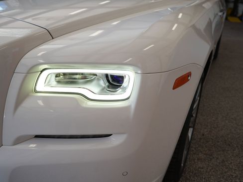 Used 2017 Rolls-Royce Dawn image 32
