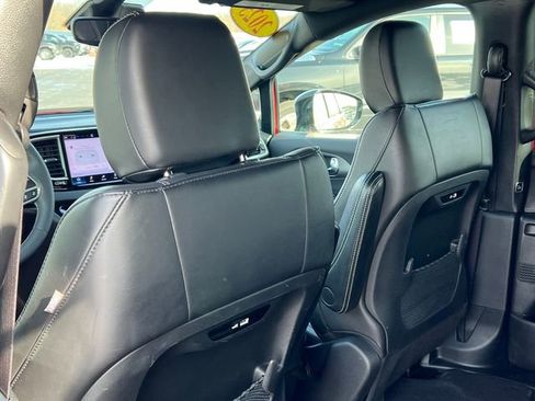 Used 2025 Chrysler Pacifica Select image 37