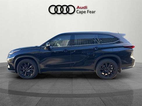 Used 2025 Toyota Highlander Platinum image 3