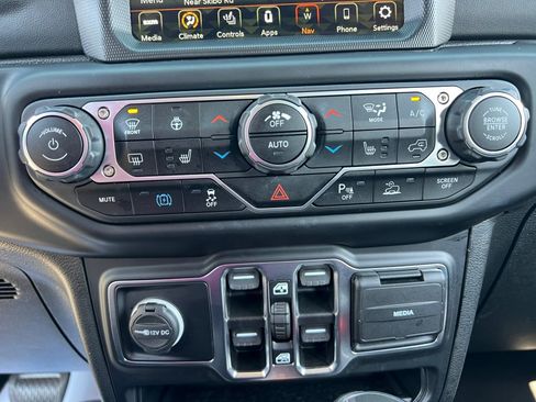 Used 2021 Jeep Wrangler Unlimited Sahara AWD/4WD image 18