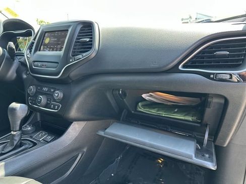 Used 2019 Jeep Cherokee Latitude Plus AWD/4WD image 30