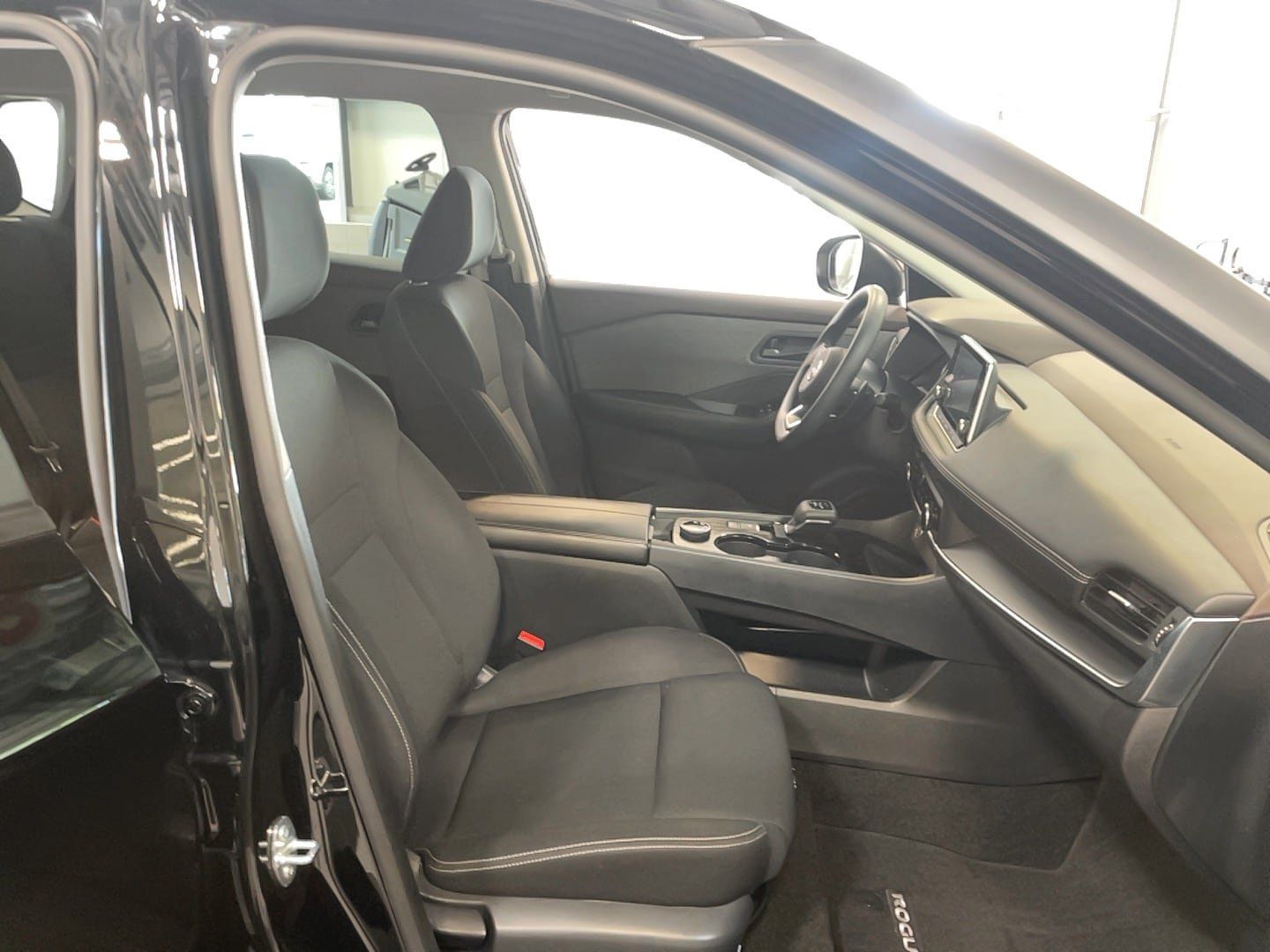 Used 2023 Nissan Rogue S AWD/4WD image 11