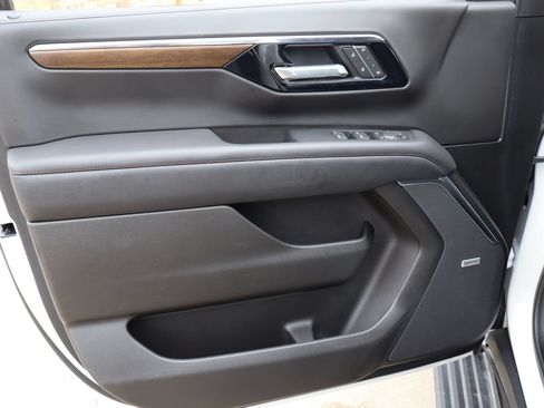 Used 2025 Chevrolet Tahoe High Country AWD/4WD image 22