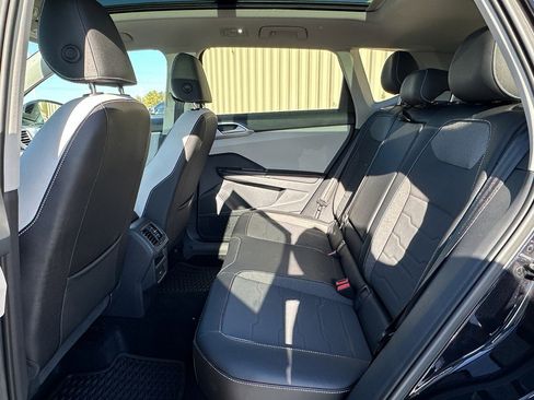 Used 2025 Volkswagen Taos SE w/ Panoramic Sunroof Package image 10