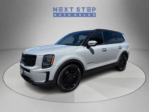 Used 2022 Kia Telluride SX w/ SX Prestige Package AWD/4WD image 3