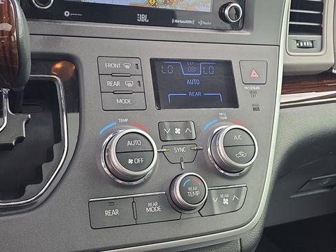 Used 2020 Toyota Sienna Limited Premium FWD image 26