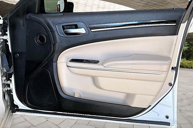 Used 2023 Chrysler 300 Touring w/ Sport Appearance Package RWD image 15