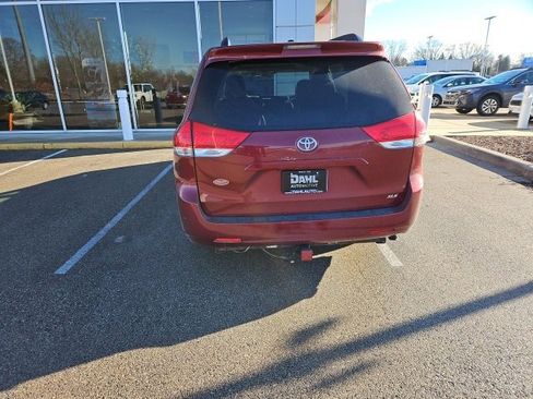 Used 2013 Toyota Sienna XLE image 14