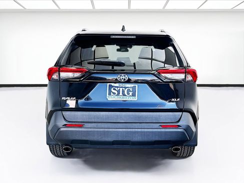 Used 2020 Toyota RAV4 XLE Premium image 5