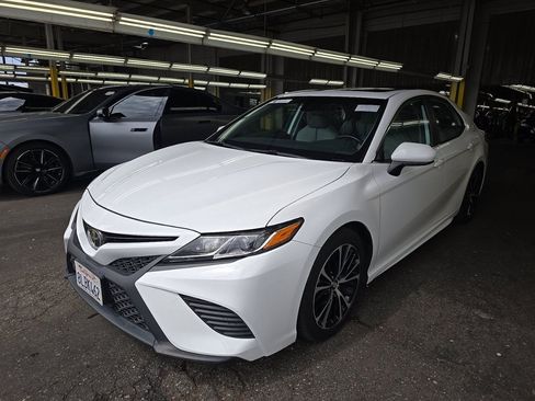 Used 2019 Toyota Camry SE w/ Carpet Mat Package FWD image 1