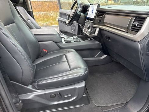 Used 2024 Ford Expedition XLT image 30