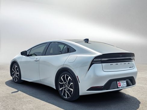 Used 2023 Toyota Prius Prime FWD image 3