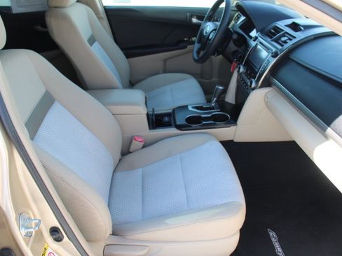Used 2012 Toyota Camry LE FWD image 19