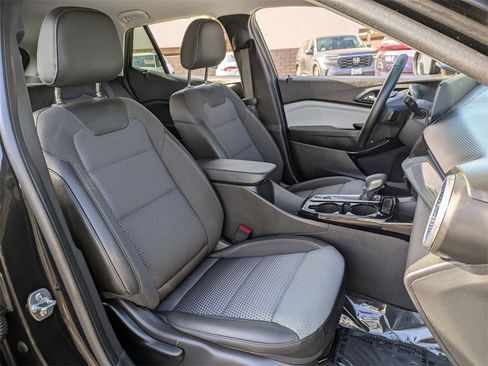 Used 2025 Chevrolet Trax LT w/ LT Convenience Package image 28