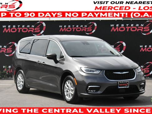 Used 2023 Chrysler Pacifica Touring-L FWD image 1
