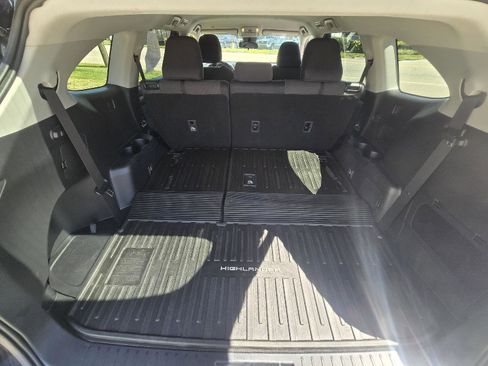 Used 2022 Toyota Highlander LE image 9