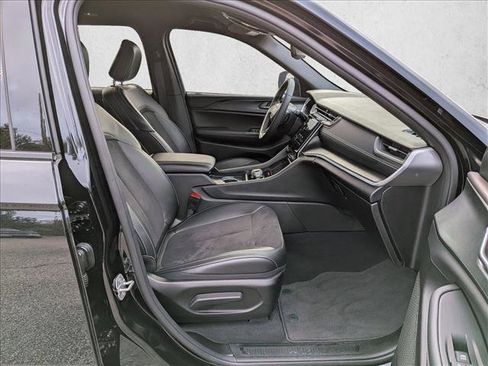 Used 2024 Jeep Grand Cherokee Altitude RWD image 21