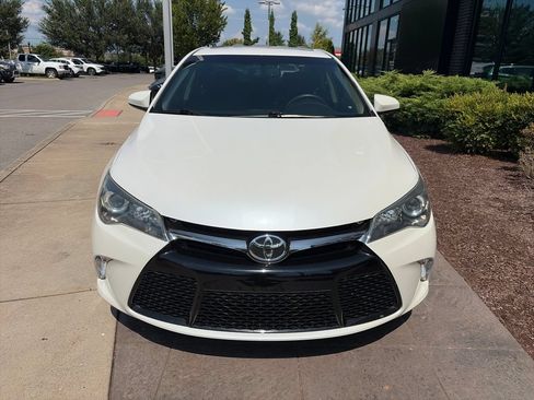 Used 2016 Toyota Camry SE w/ Moonroof Package FWD image 11