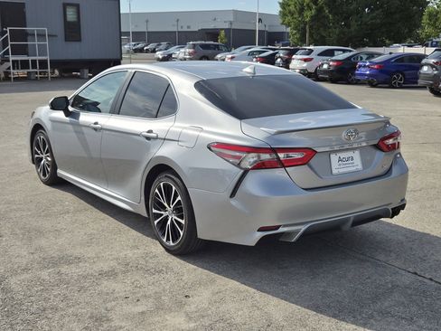 Used 2019 Toyota Camry SE FWD image 3