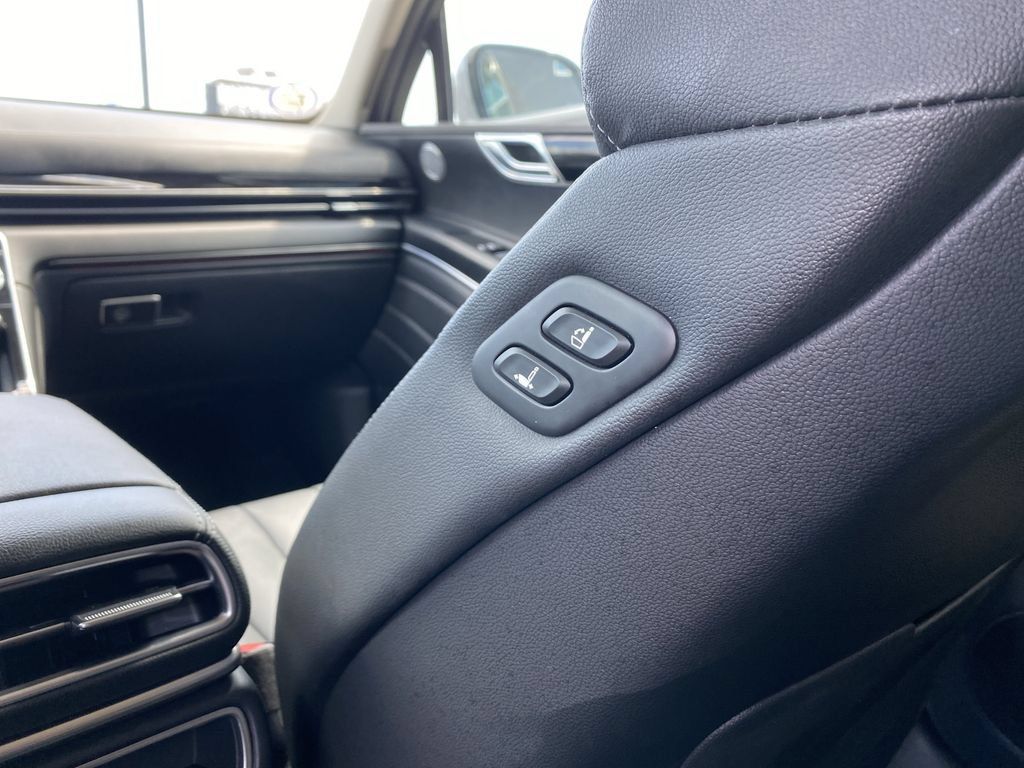 Used 2025 Genesis GV80 2.5T Standard AWD/4WD image 33