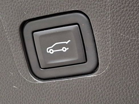 Used 2023 Chevrolet Traverse RS image 29