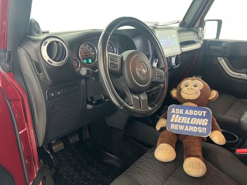 Used 2012 Jeep Wrangler Unlimited Rubicon w/ Connectivity Group image 9