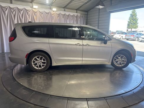 Used 2023 Chrysler Voyager LX image 4