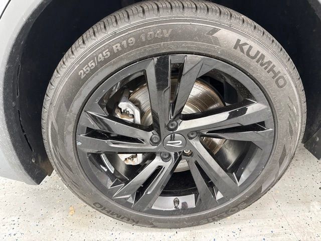 Used 2024 Volkswagen Tiguan SE R-Line FWD image 6