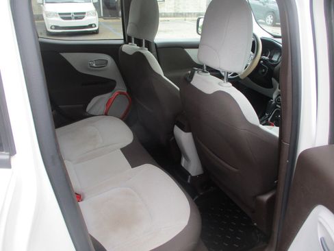 Used 2015 Jeep Renegade Latitude w/ Cold Weather Group II image 9