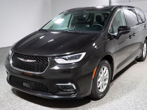 Used 2023 Chrysler Pacifica Touring-L FWD image 32