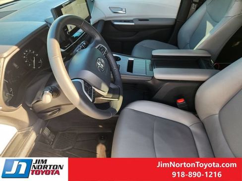 Used 2025 Toyota Sienna XLE AWD/4WD image 13