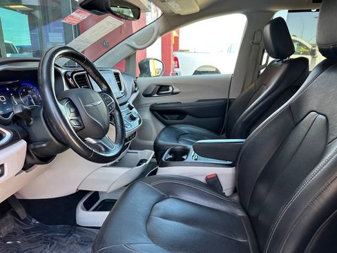 Used 2022 Chrysler Pacifica Touring-L FWD image 14