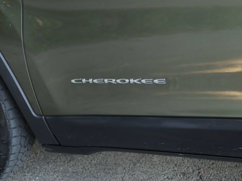 Used 2019 Jeep Cherokee Latitude w/ Popular Appearance Group FWD image 30