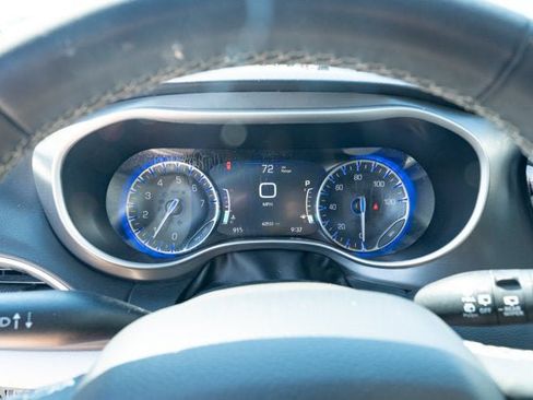 Used 2024 Chrysler Pacifica Touring-L FWD image 19