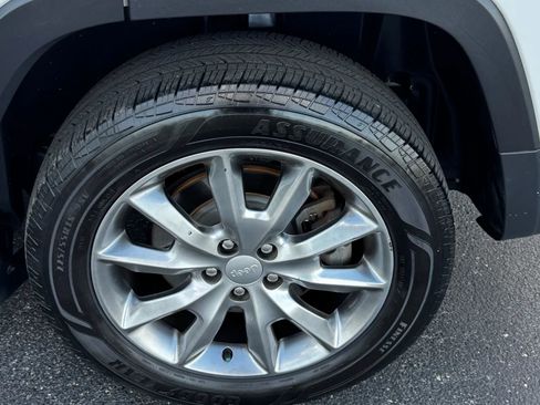 Used 2018 Jeep Cherokee Limited FWD image 36