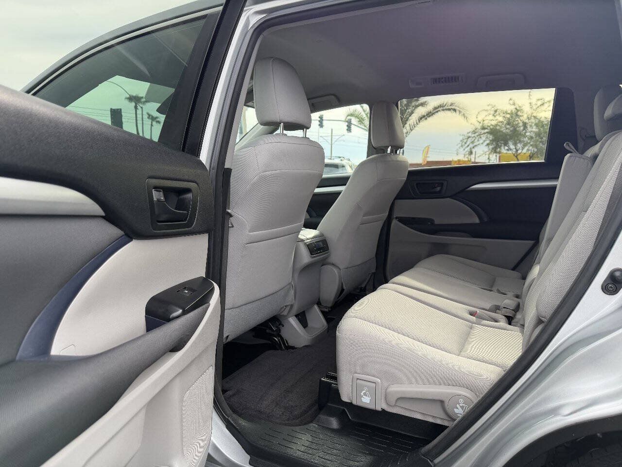 Used 2017 Toyota Highlander LE w/ Carpet Mat Package FWD image 10